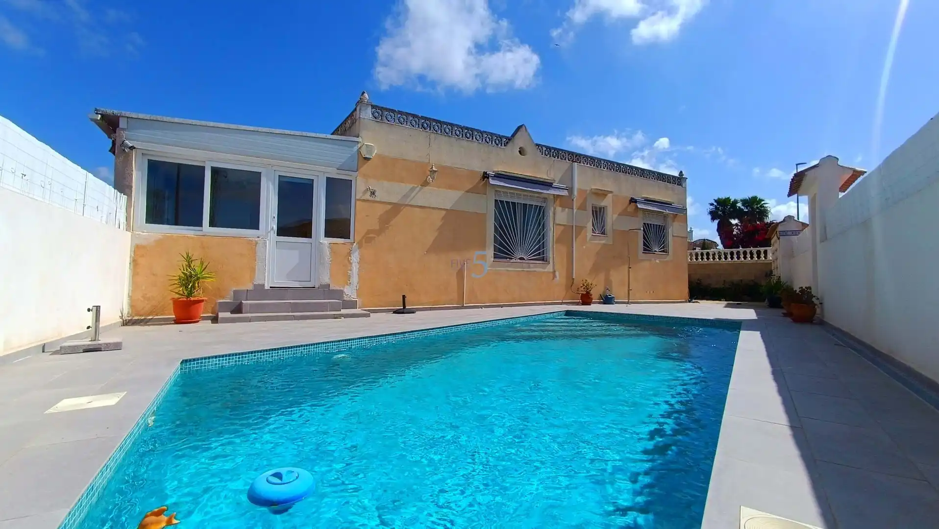 Casa con piscina en venta en Algorfa