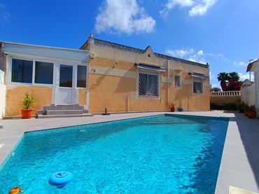 Casa amb piscina en venda a Algorfa