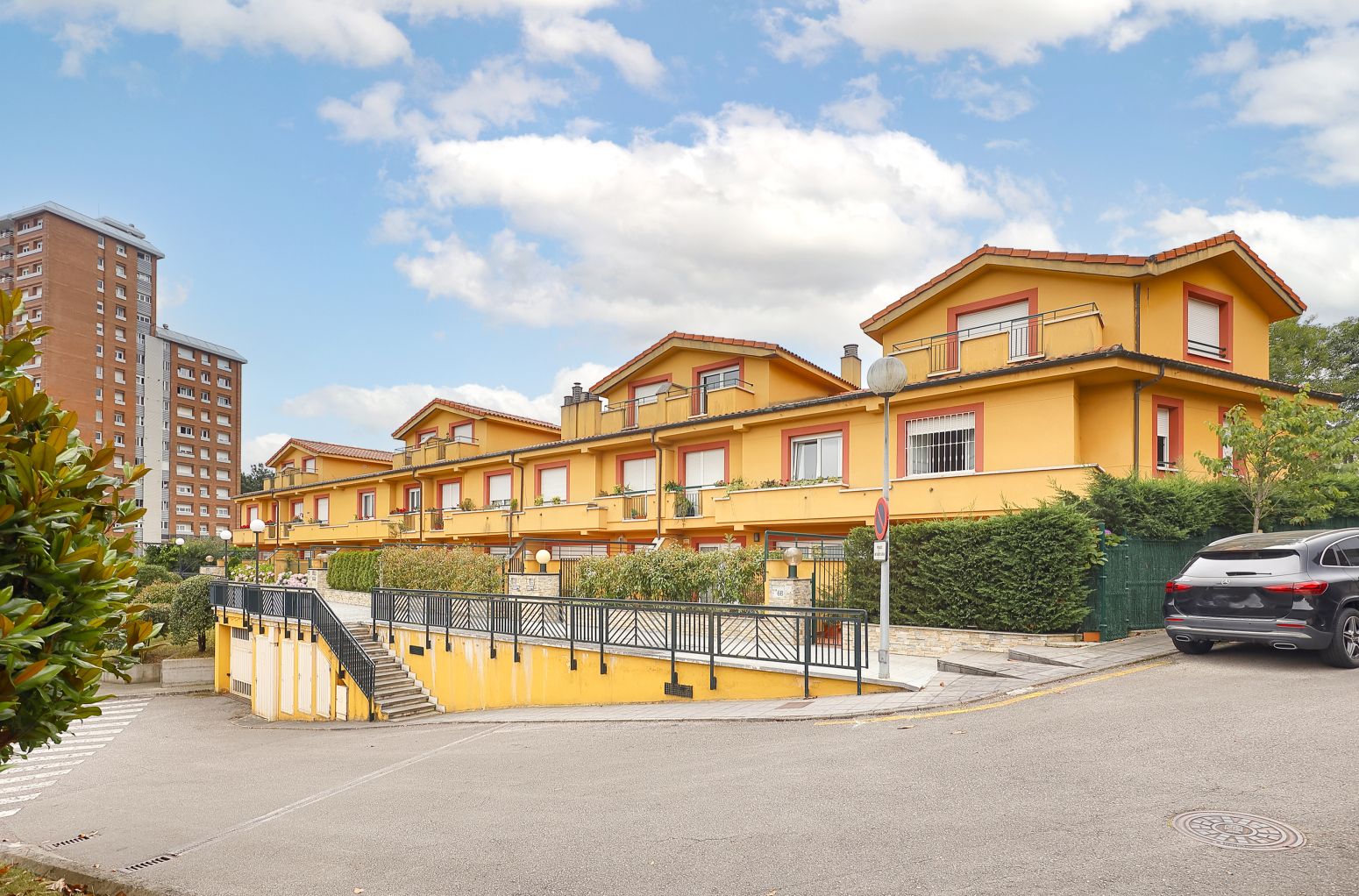 Vista exterior de Casa adosada en venta en Oviedo  con Calefacción, Jardín privado y Terraza