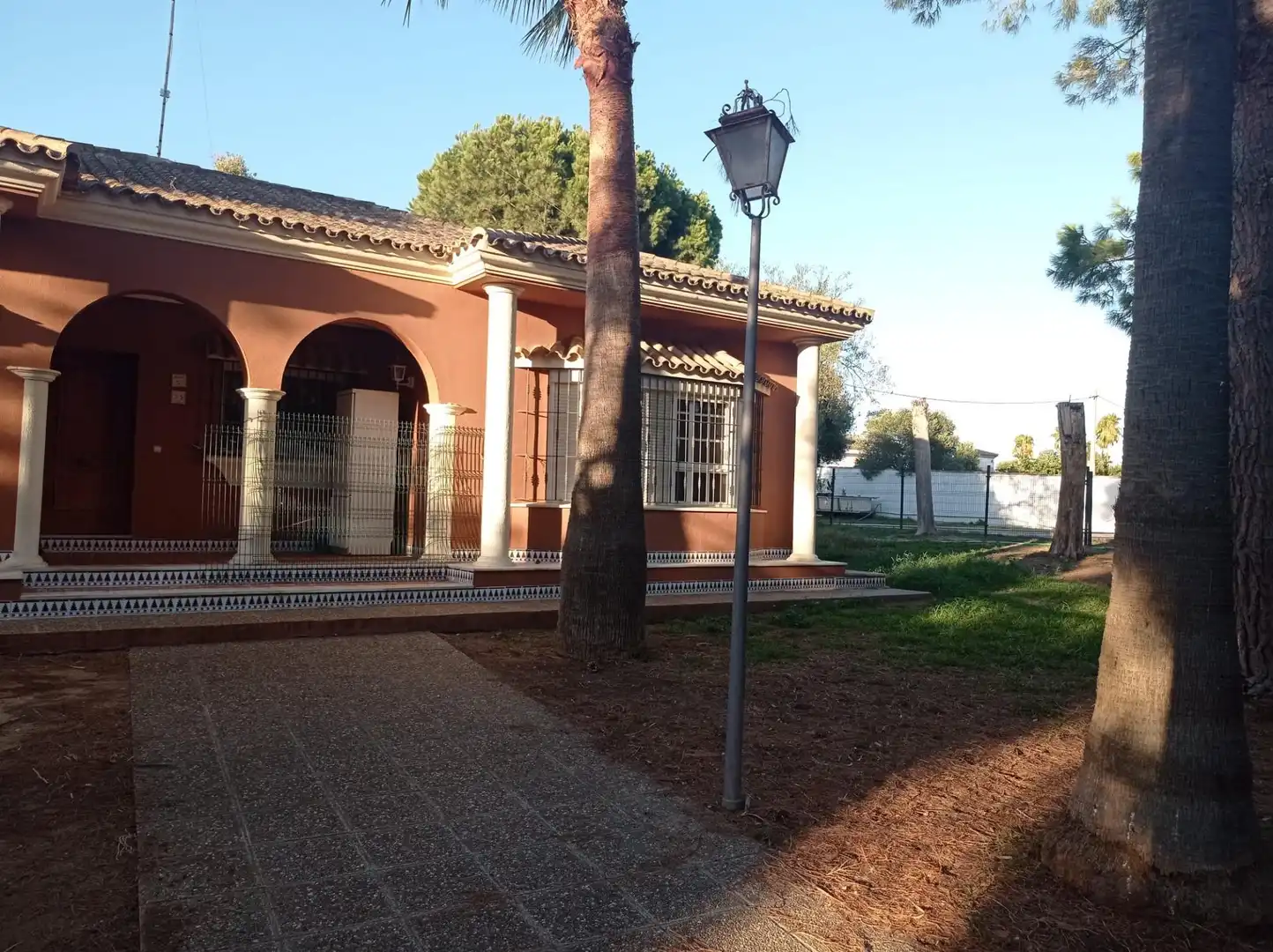 Vista exterior de Casa o chalet en venta en Chiclana de la Frontera con Aire acondicionado, Calefacción y Jardín privado