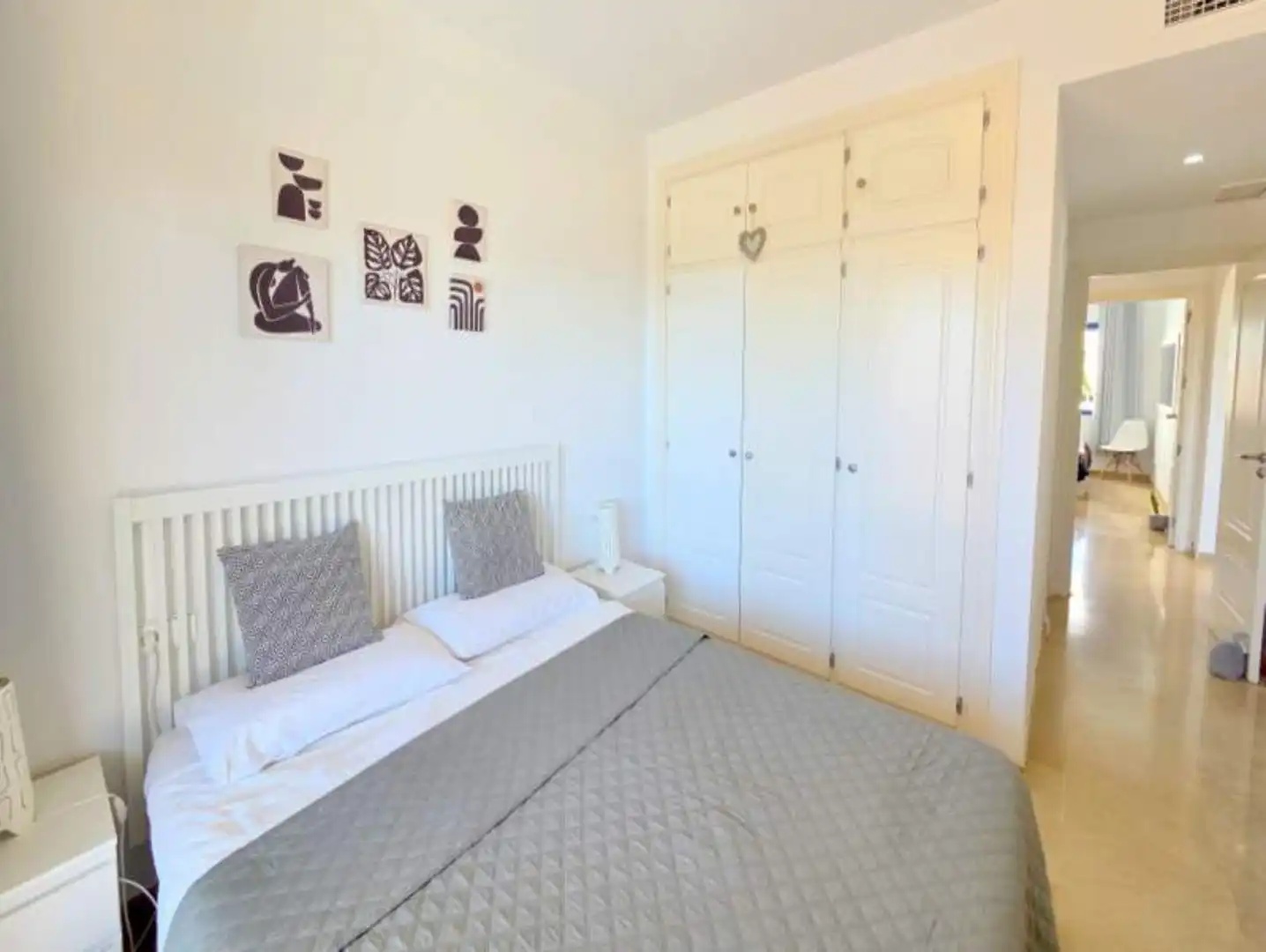 Dormitori de Apartament en venda en Manilva amb Aire condicionat, Terrassa i Moblat