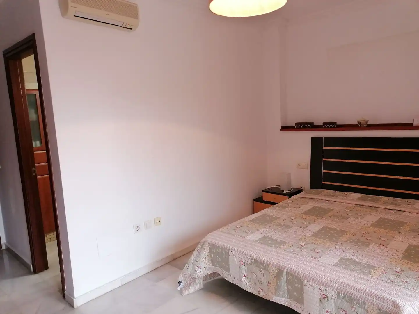 Dormitori de Casa adosada de lloguer en Algeciras amb Jardí privat, Terrassa i Traster