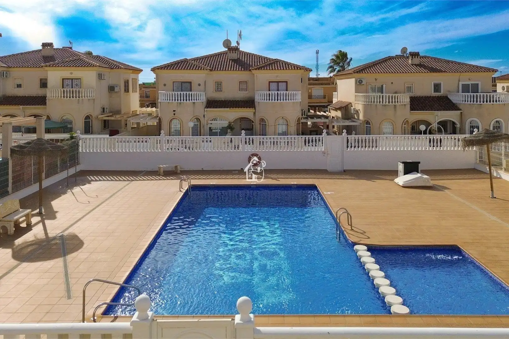 Piscina de Casa adosada en venda en Torrevieja amb Aire condicionat, Jardí privat i Terrassa