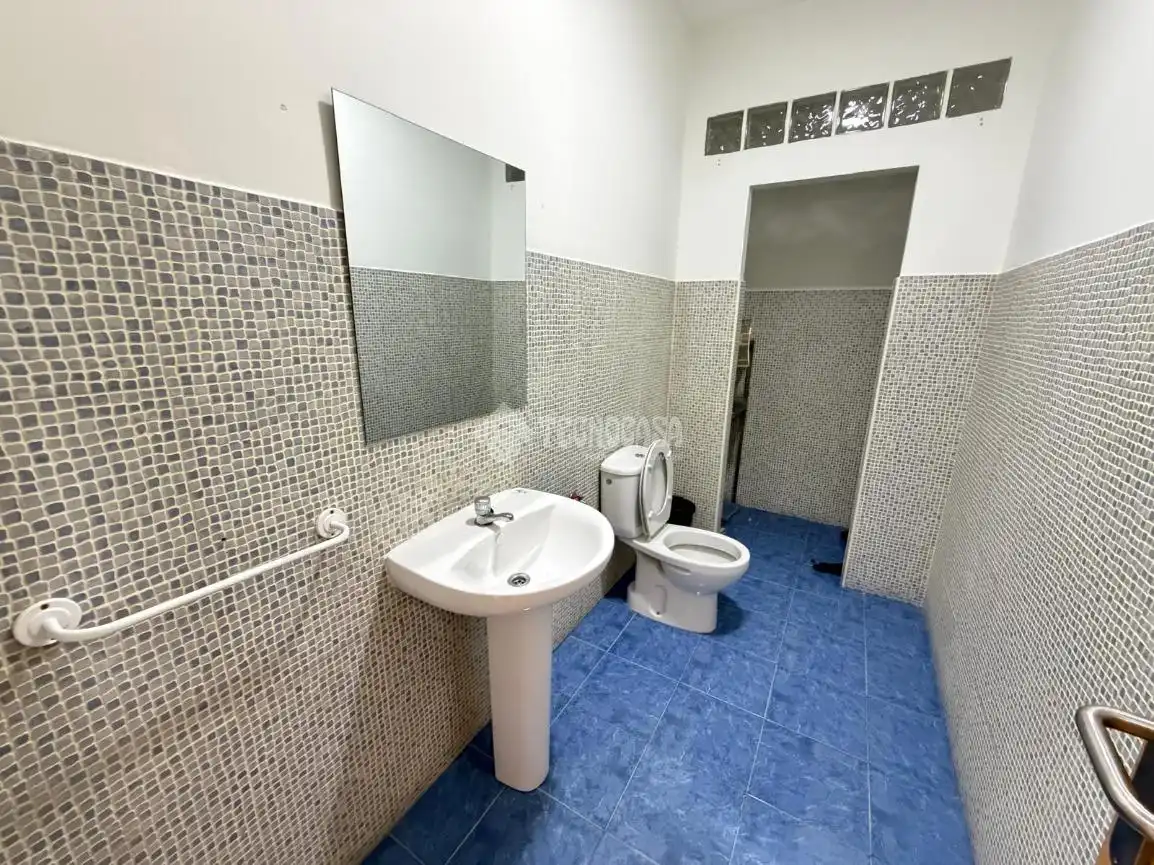 Baño de Local de alquiler en Martos con Aire acondicionado