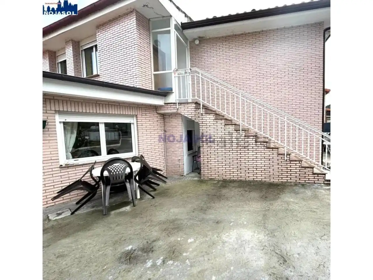 Casa amb jardí en venda a Calle HELGUERAS