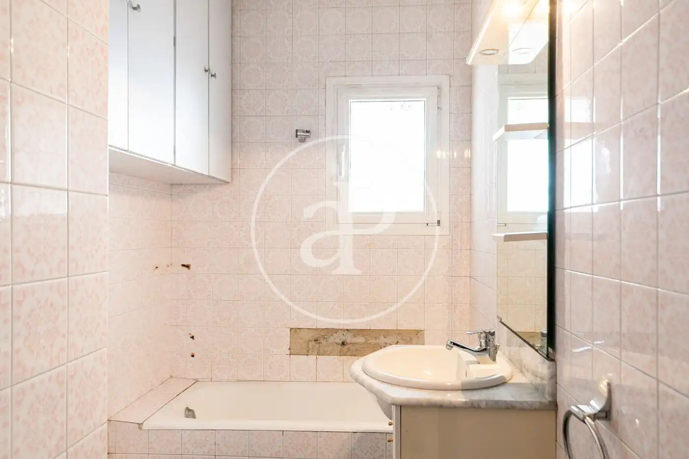 Baño de Ático en venta en L'Hospitalet de Llobregat con Calefacción, Terraza y Trastero