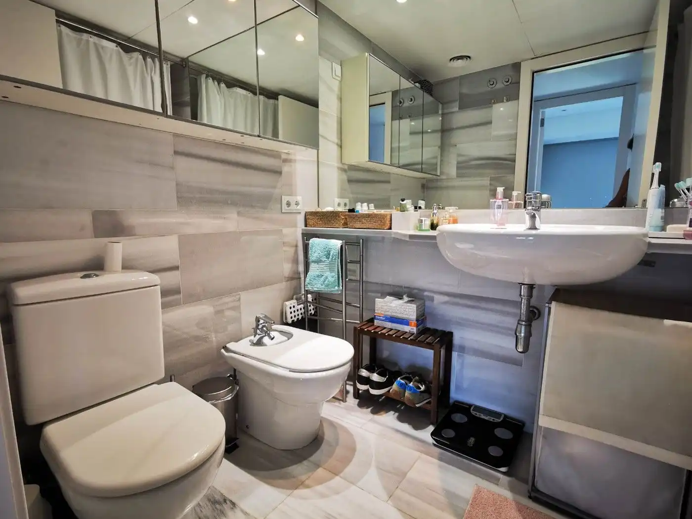 Badezimmer von Wohnungen zur Miete in Barcelona mit Klimaanlage, Heizung und Parkett