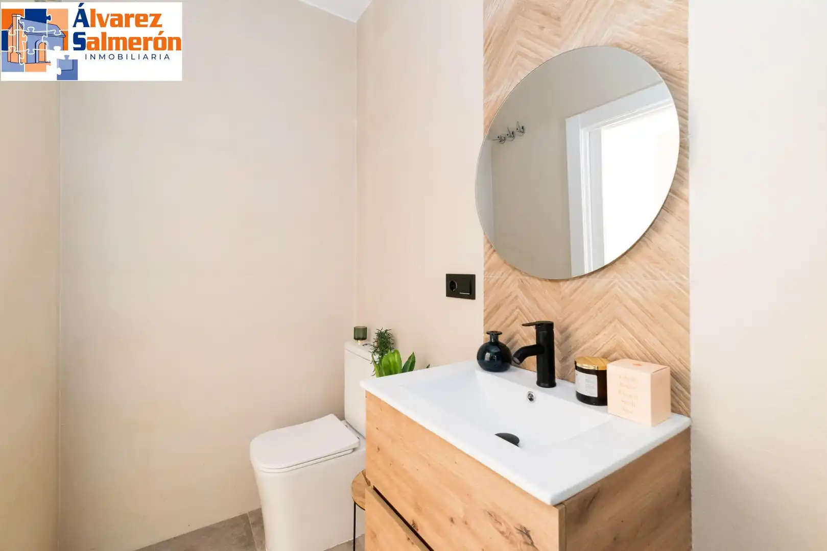 Bathroom of Study for sale in Granada  with Air Conditioner, Heating and Furnished