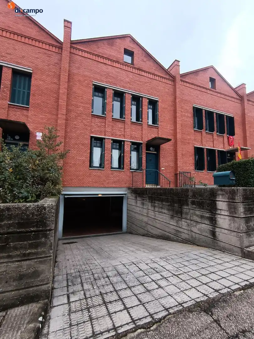 Vista exterior de Casa adosada en venda en Valladolid amb Jardí privat, Traster i Piscina comunitària