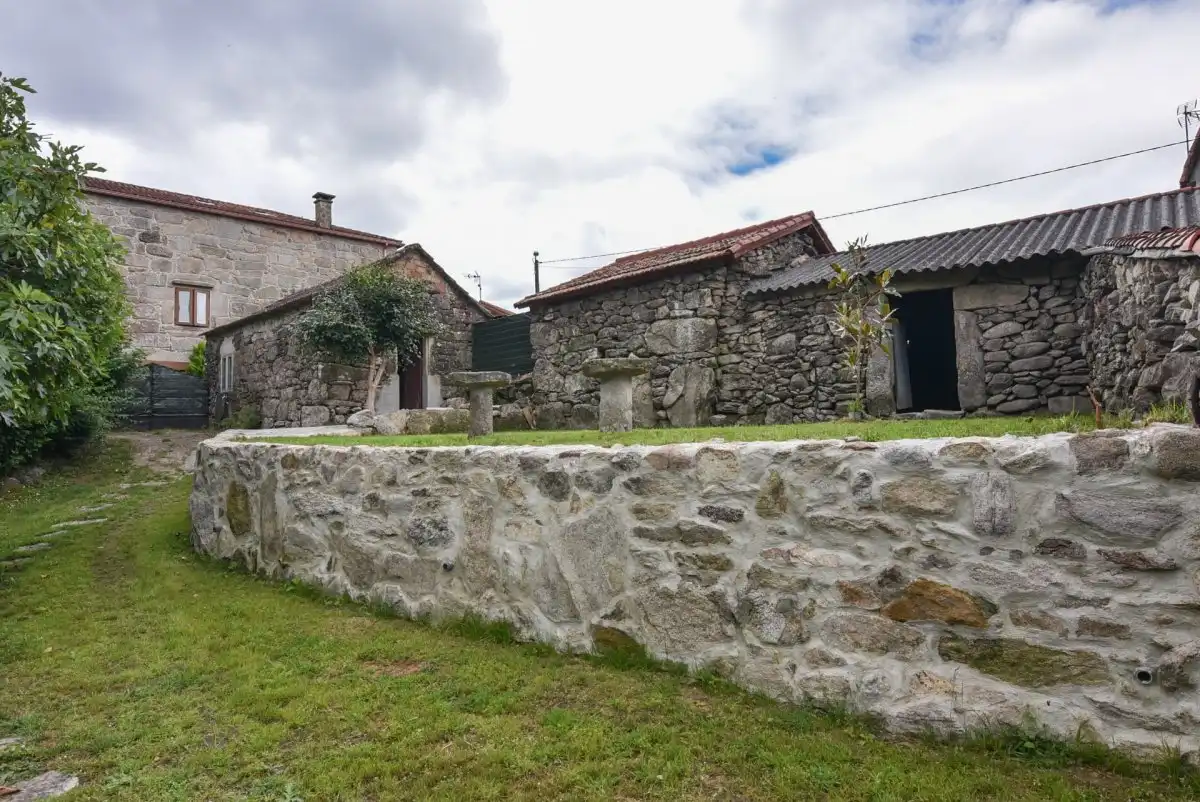 Vista exterior de Casa o xalet en venda en Mondariz amb Jardí privat, Terrassa i Traster