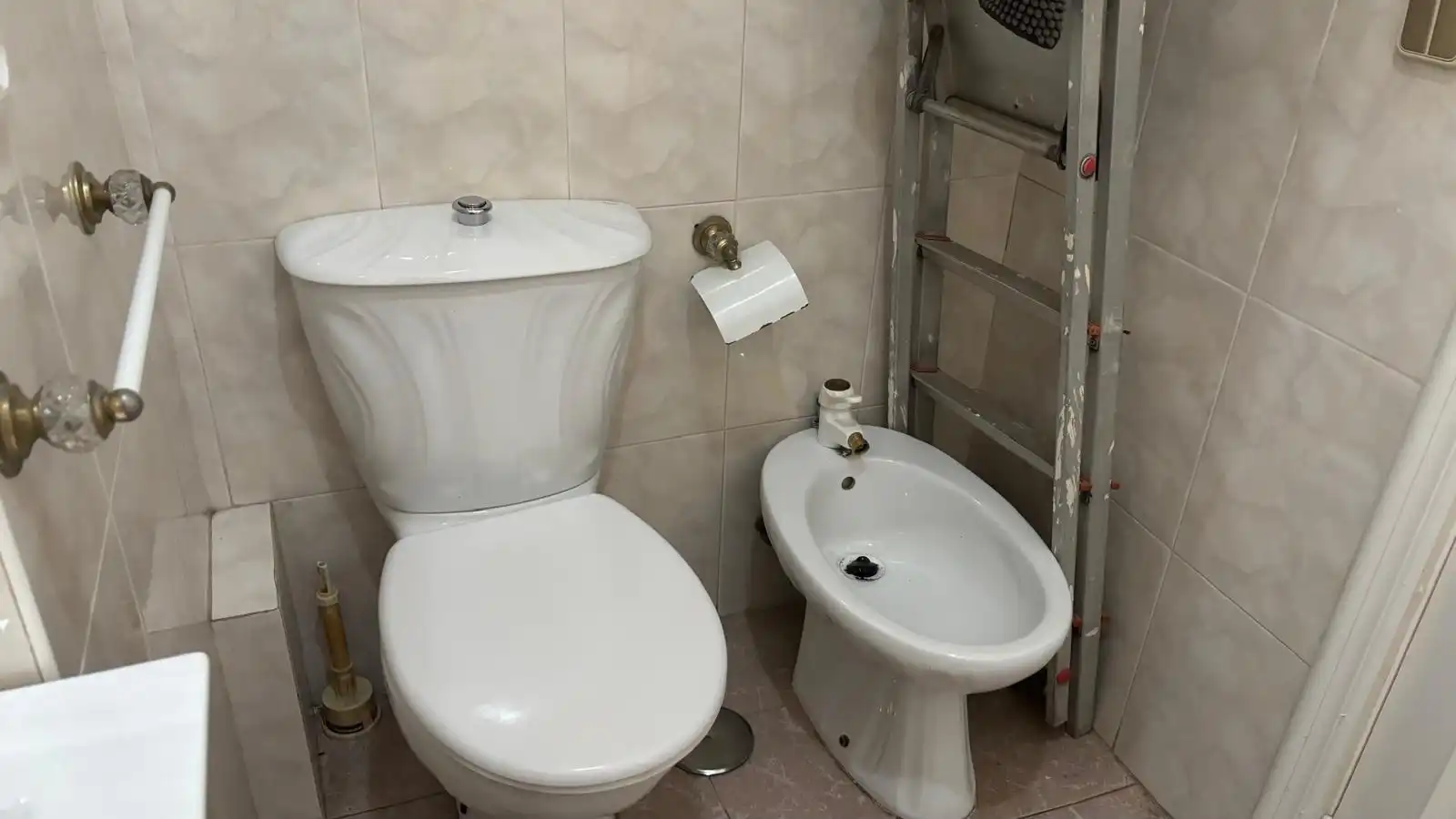 Bathroom of Flat for sale in Sevilla  with Air Conditioner, Private garden and Furnished