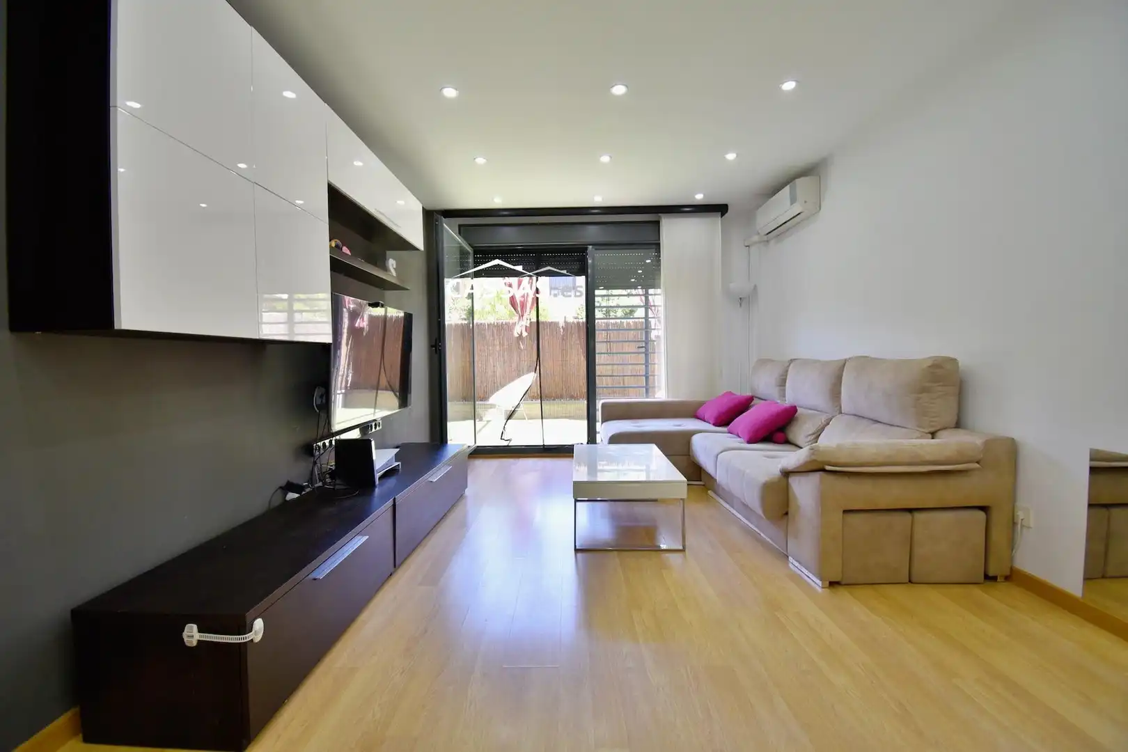 Sala de estar de Planta baja en venta en Torrejón de Ardoz con Aire acondicionado, Calefacción y Jardín privado