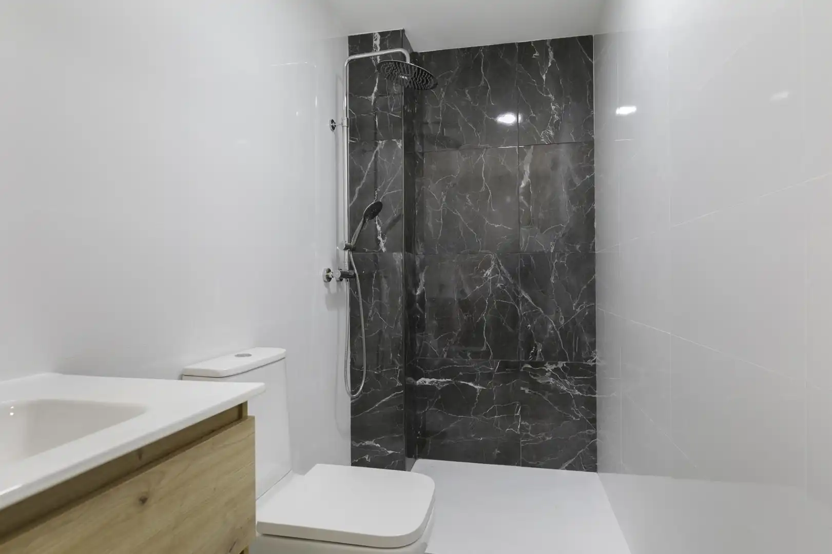 Bathroom of Apartments for sale in Granada