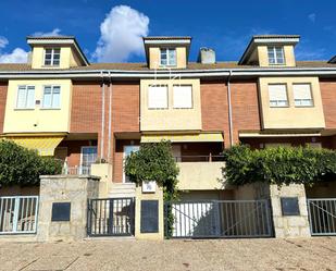 Vista exterior de Casa adosada en venda en Terradillos amb Piscina