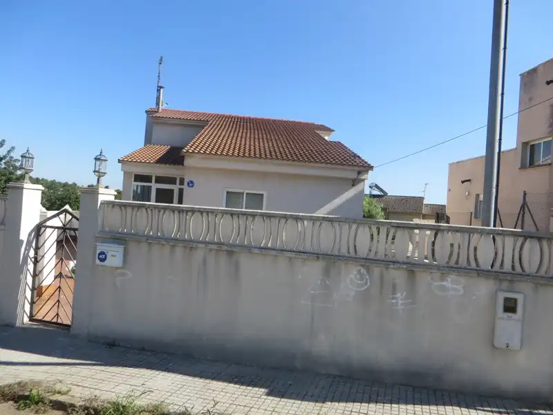 Casa aparellada en venda a C/ Menorca