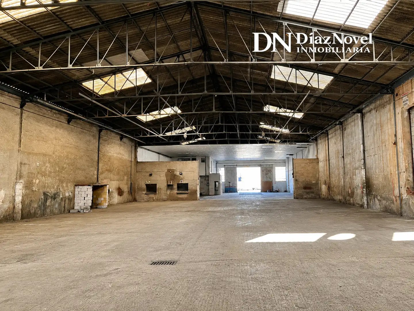 Vista exterior de Nave industrial de alquiler en Málaga con Alarma