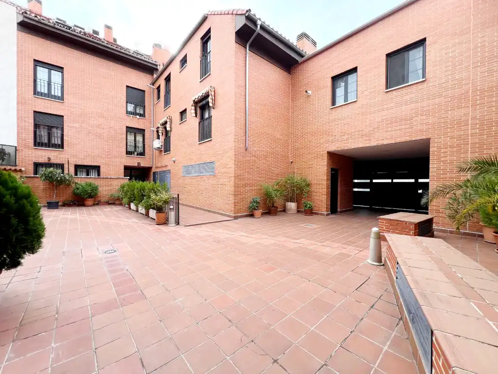 Exterior view of Attic for sale in Alcalá de Henares  with Heating
