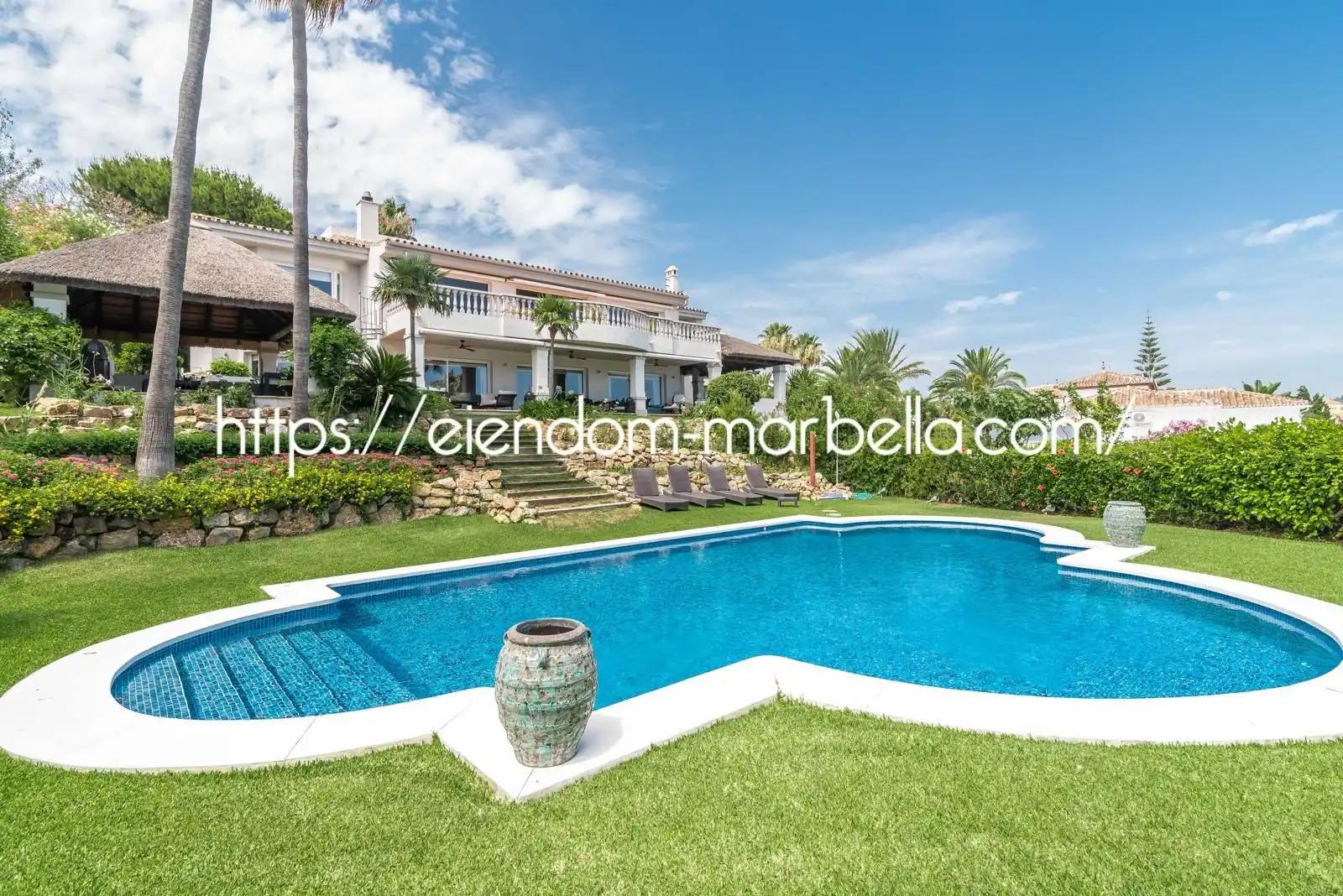 Chalet con piscina en venta en Elviria - Cabopino