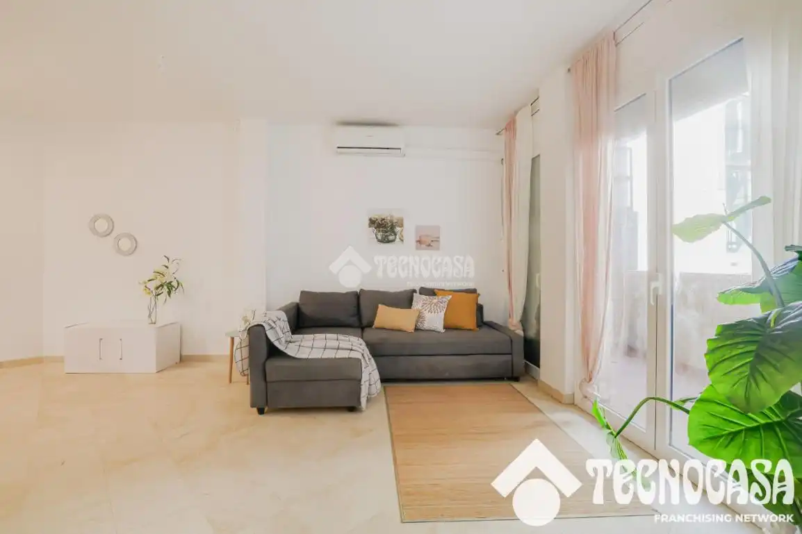 Wohnzimmer von Wohnung zum Verkauf in Barcelona mit Klimaanlage und Balkon