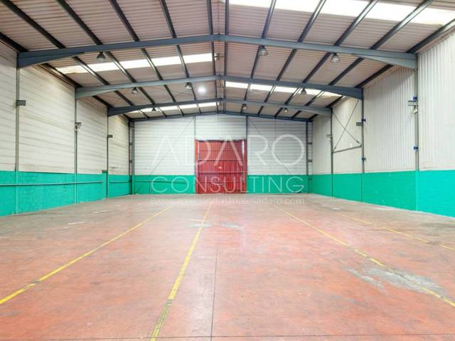 Nave industrial en Venta en Avenida Milán en Bulevar - Plaza Castilla