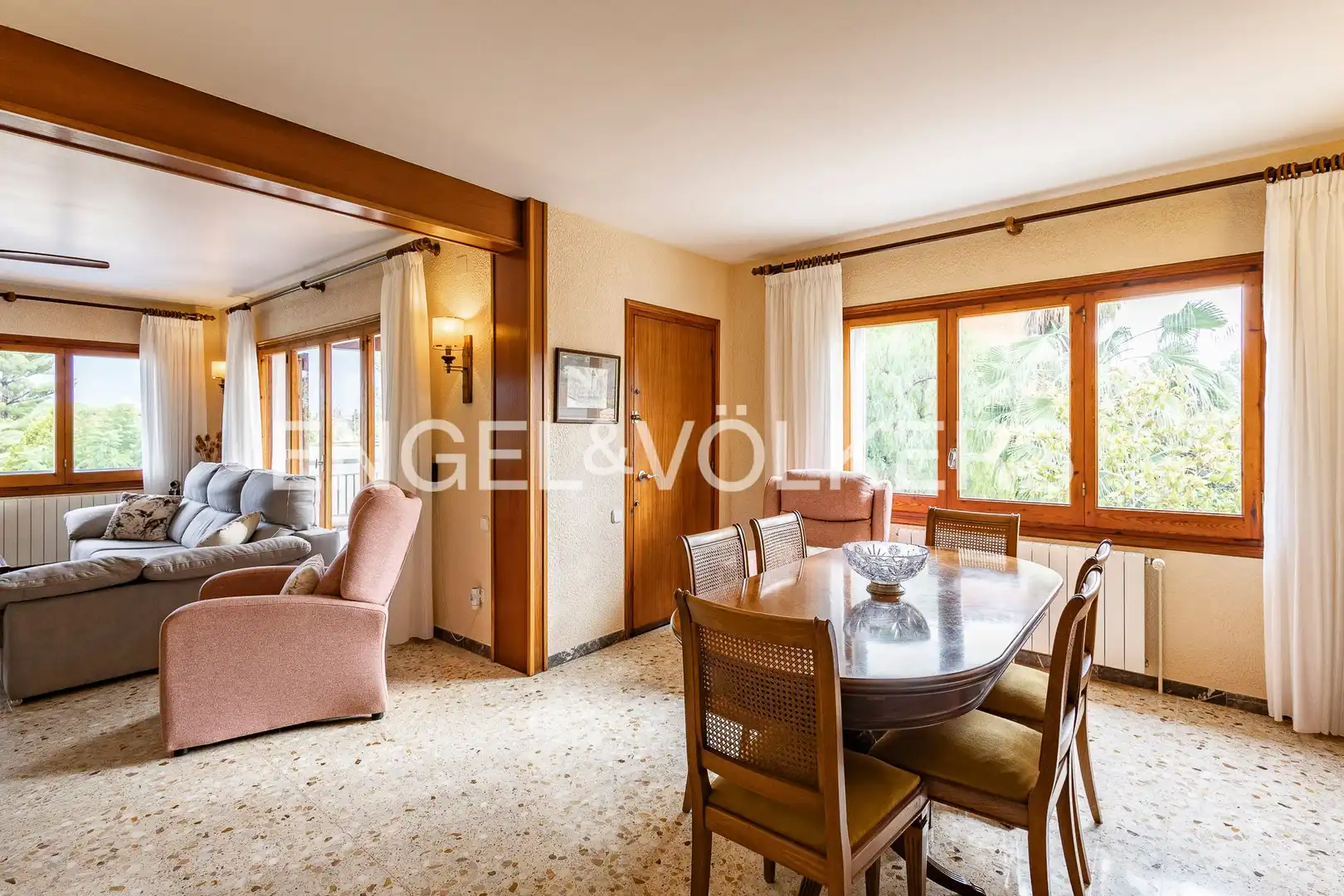 Comedor de Casa o chalet en venta en Vilanova i la Geltrú con Aire acondicionado, Calefacción y Jardín privado