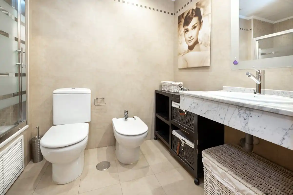 Bathroom of Flat for rent in Granada  with Heating, Private garden and Storage room