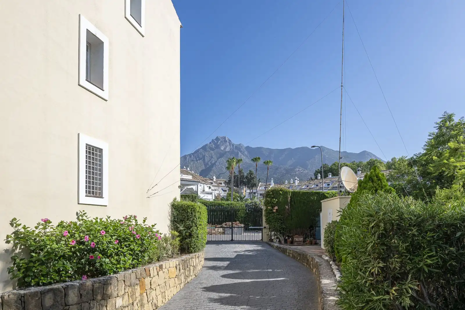 Vista exterior de Àtic en venda en Marbella amb Aire condicionat, Terrassa i Traster