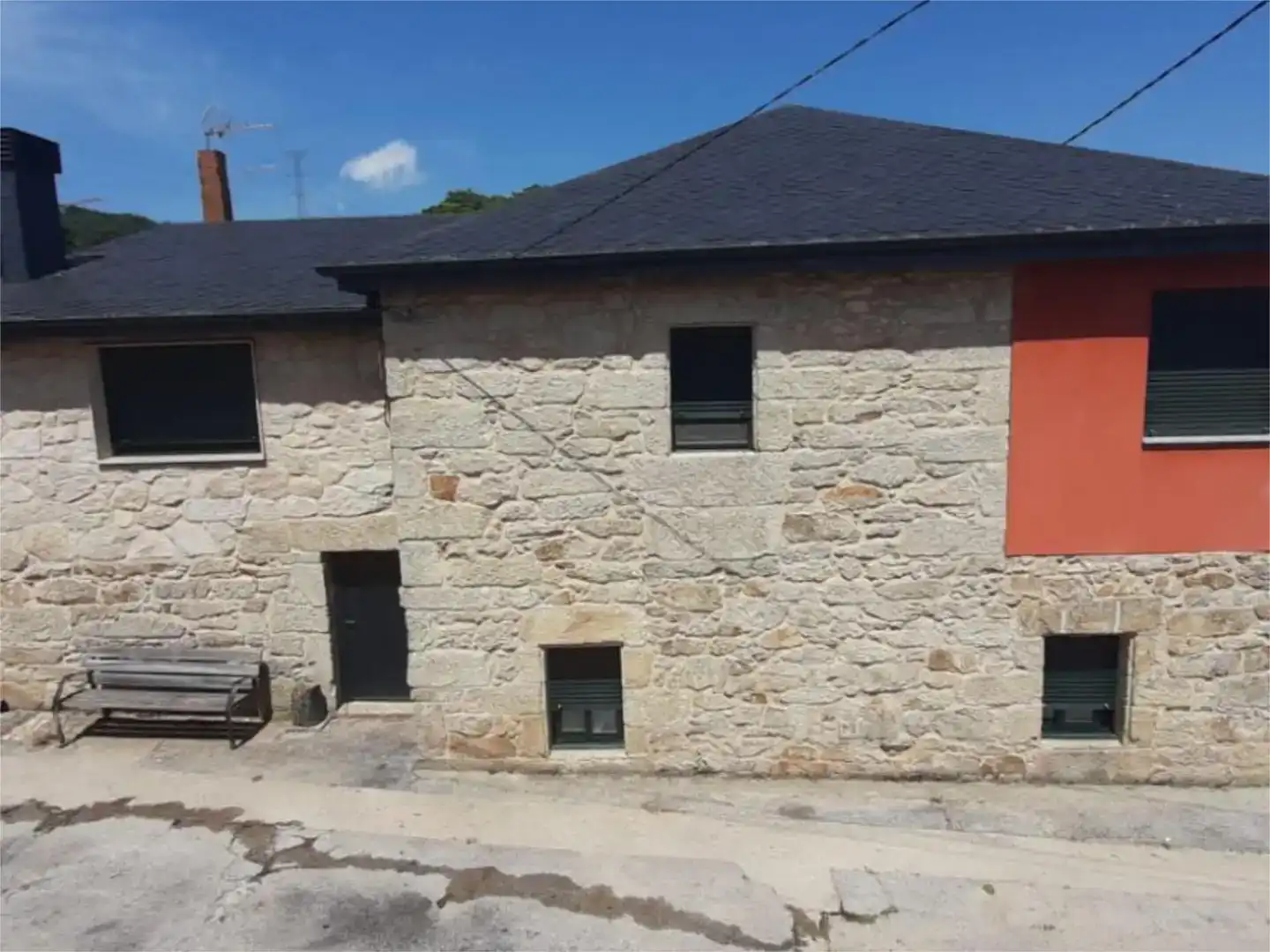 Vista exterior de Finca rústica en venda en Manzaneda amb Parquet, Traster i Moblat
