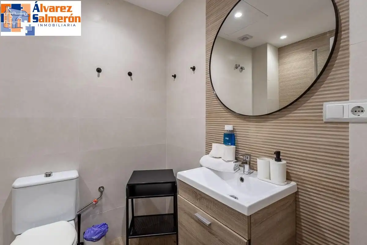 Bathroom of Flat for sale in Granada  with Balcony