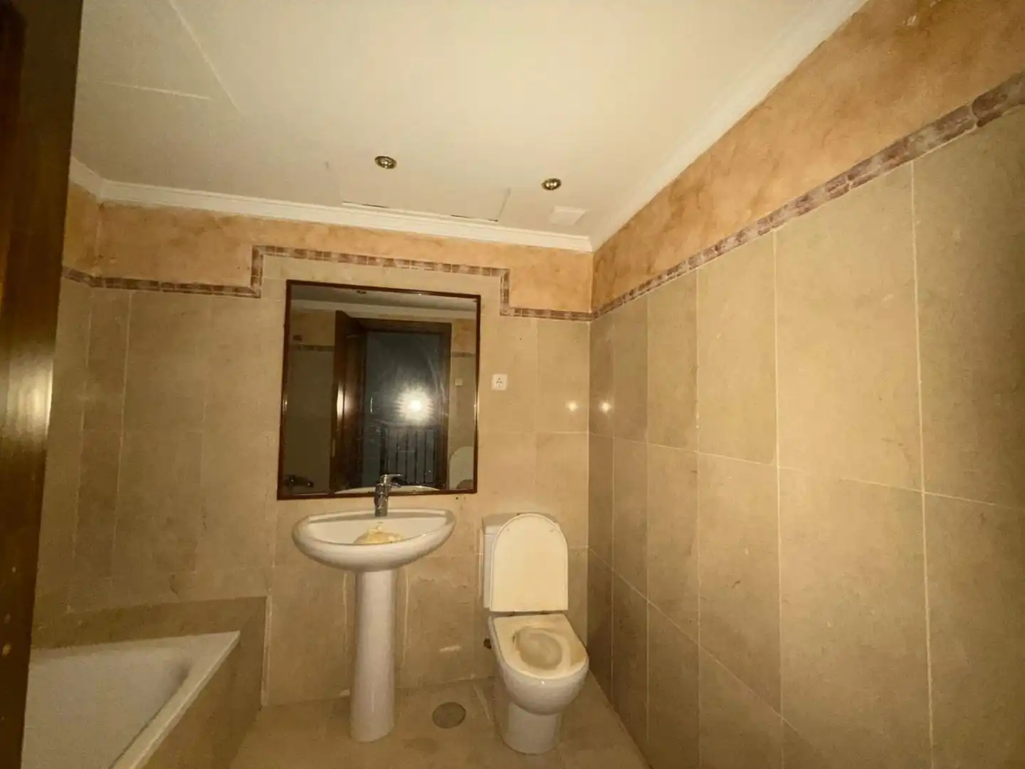 Bany de Casa o xalet en venda en Marbella amb Calefacció, Jardí privat i Terrassa