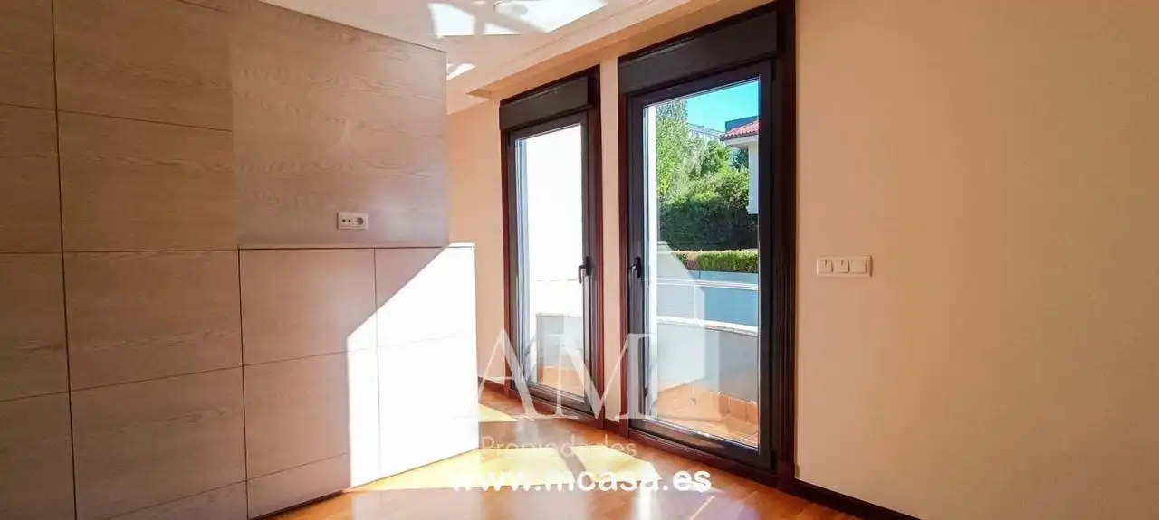 Terrassa de Casa o xalet en venda en Vigo  amb Calefacció, Jardí privat i Terrassa