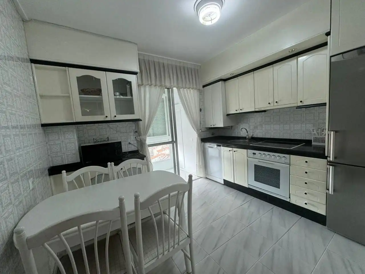 Kitchen of Flat for share in Ourense Capital   with Heating, Parquet flooring and Furnished