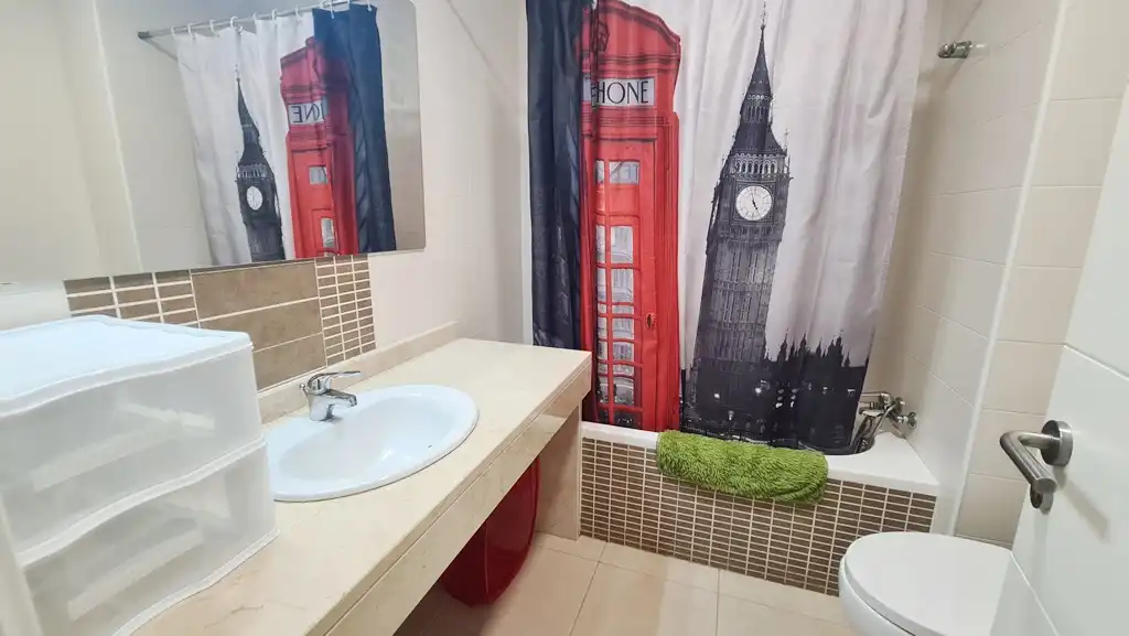 Baño de Apartamento de alquiler en Garrucha con Aire acondicionado, Calefacción y Terraza