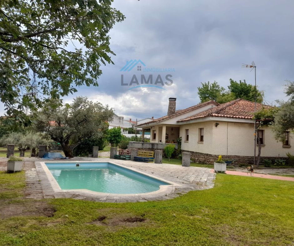 Vista exterior de Casa o xalet en venda en Jarandilla de la Vera amb Calefacció, Jardí privat i Piscina