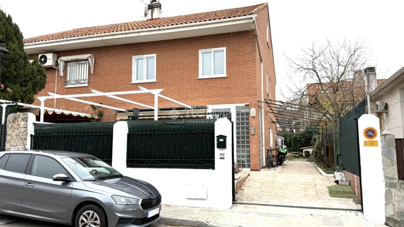 Vista exterior de Casa adosada en venda en Loeches