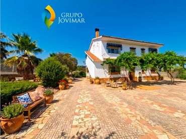Chalet con piscina en venta en Guadix