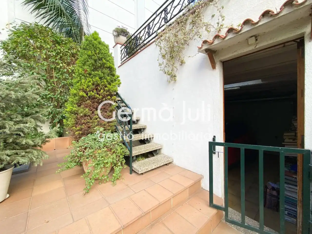 Vista exterior de Casa adosada en venta en Badalona con Aire acondicionado, Calefacción y Jardín privado