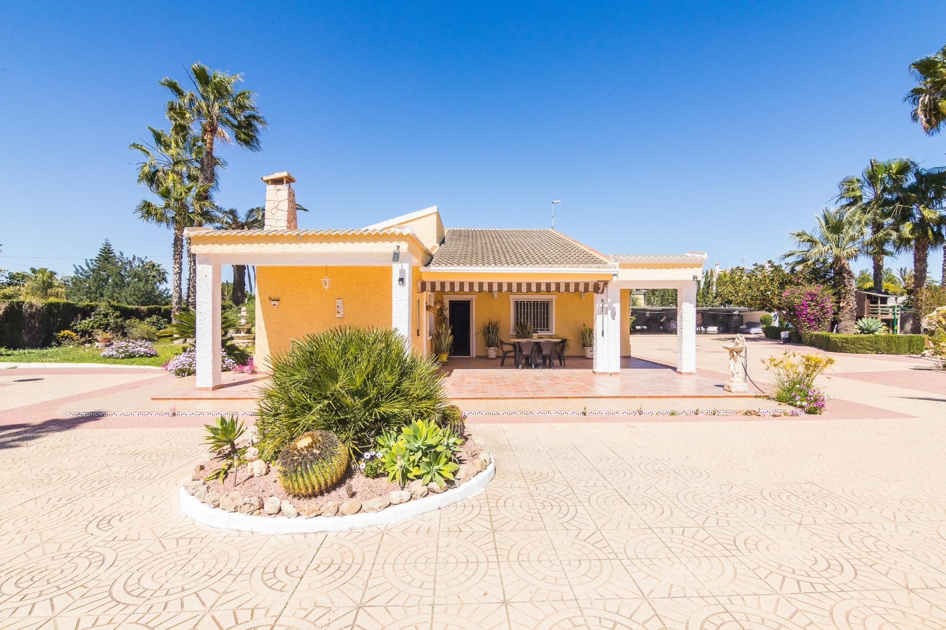 Vista exterior de Casa o xalet en venda en Elche / Elx amb Aire condicionat, Calefacció i Jardí privat