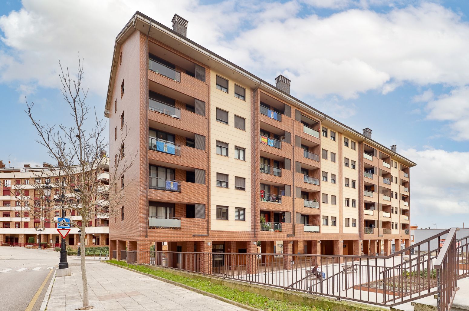 Vista exterior de Piso en venta en Oviedo  con Calefacción, Parquet y Trastero