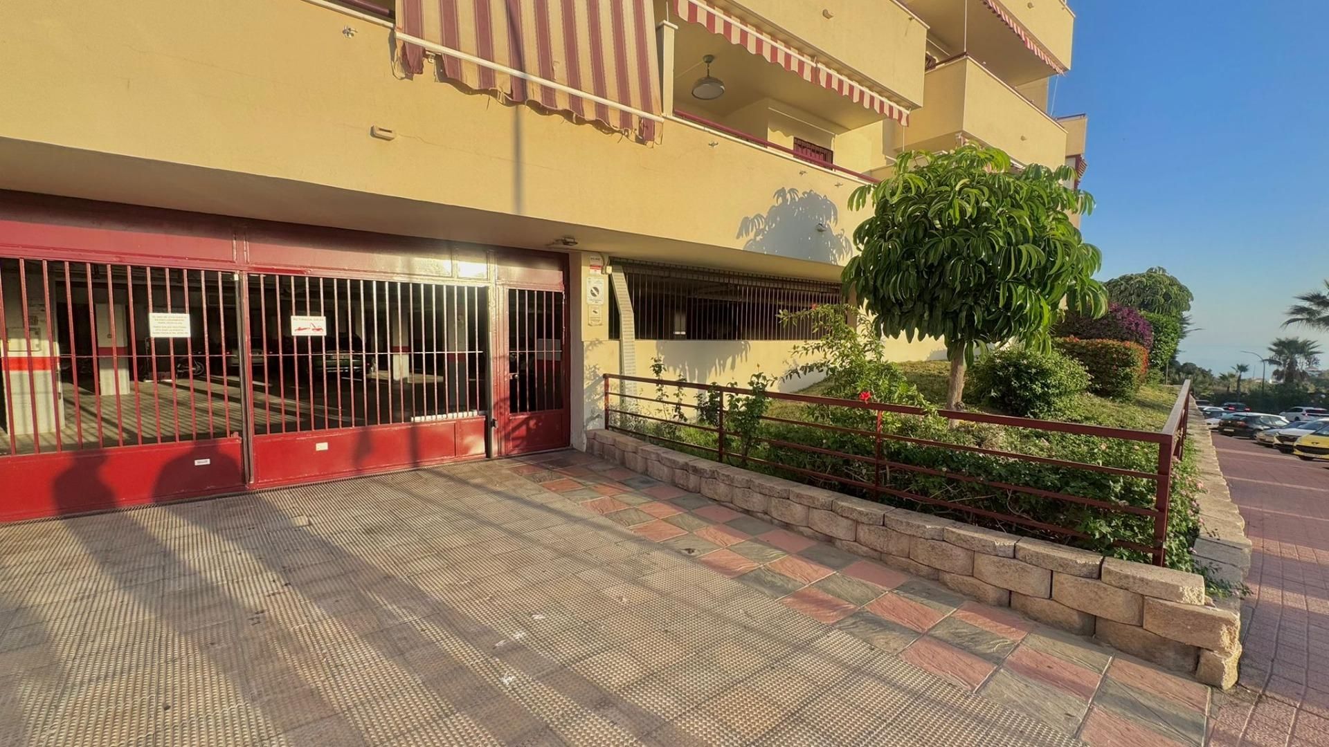 Vista exterior de Pis en venda en Rincón de la Victoria amb Jardí privat, Terrassa i Piscina comunitària