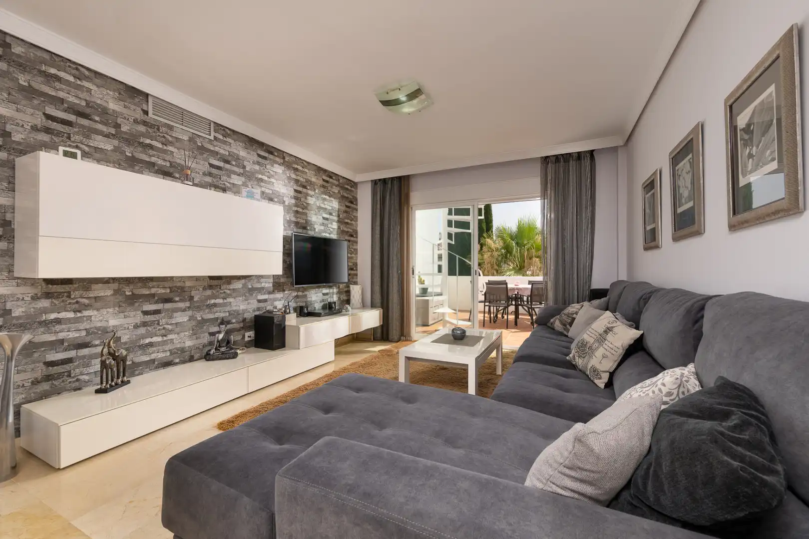 Wohnzimmer von Dachboden zum Verkauf in Estepona mit Klimaanlage, Heizung und Terrasse