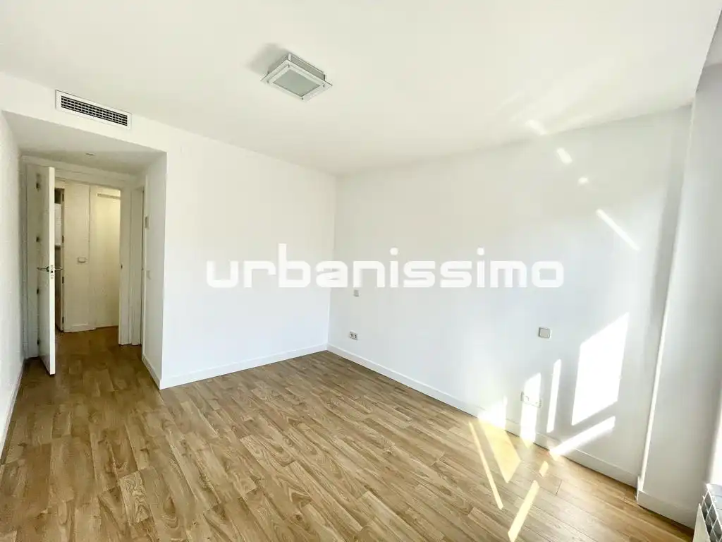 Flat for rent in Calle de Granada, Pacífico