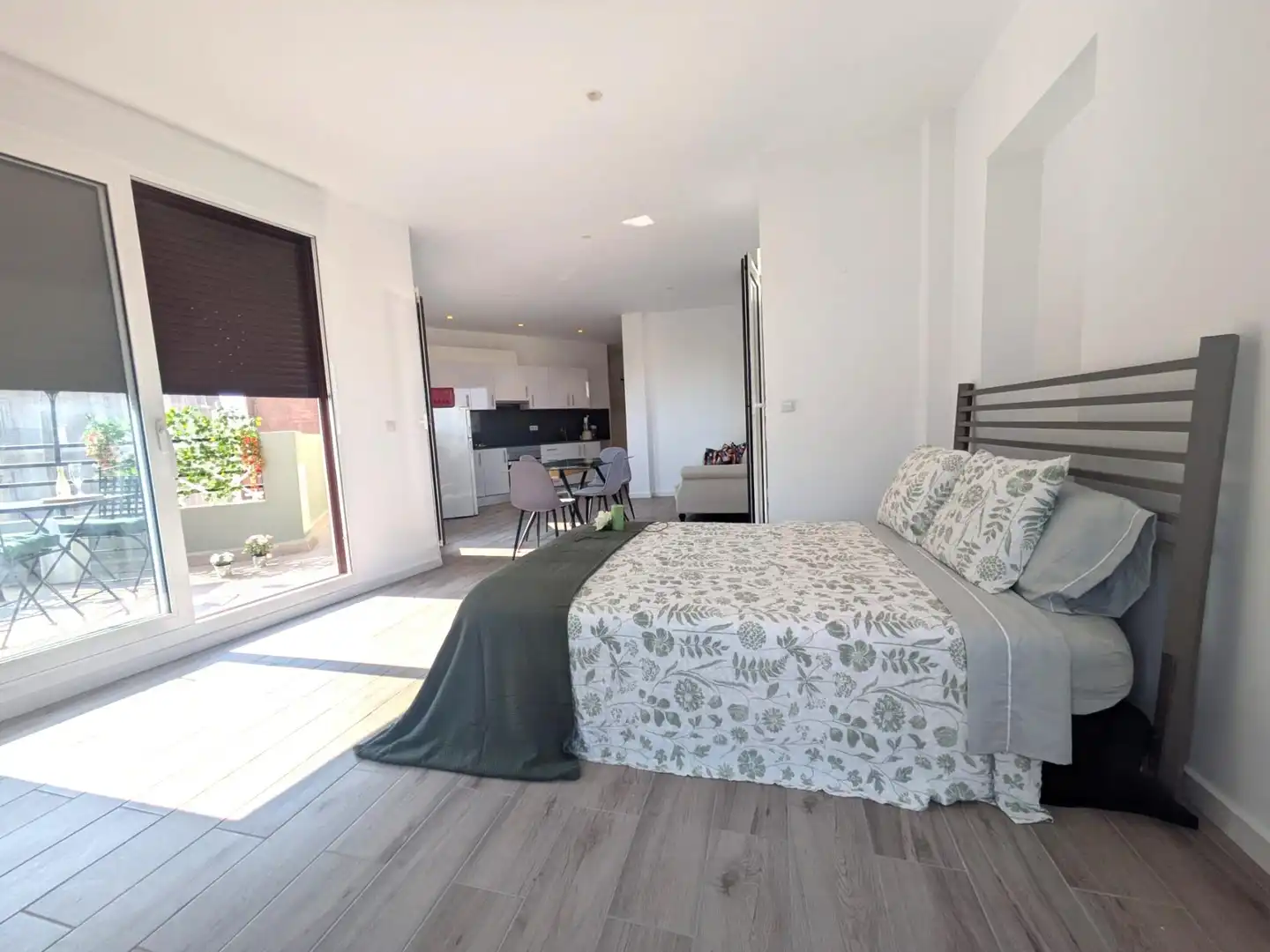 Schlafzimmer von Dachboden zur Miete in Valencia mit Klimaanlage, Heizung und Terrasse