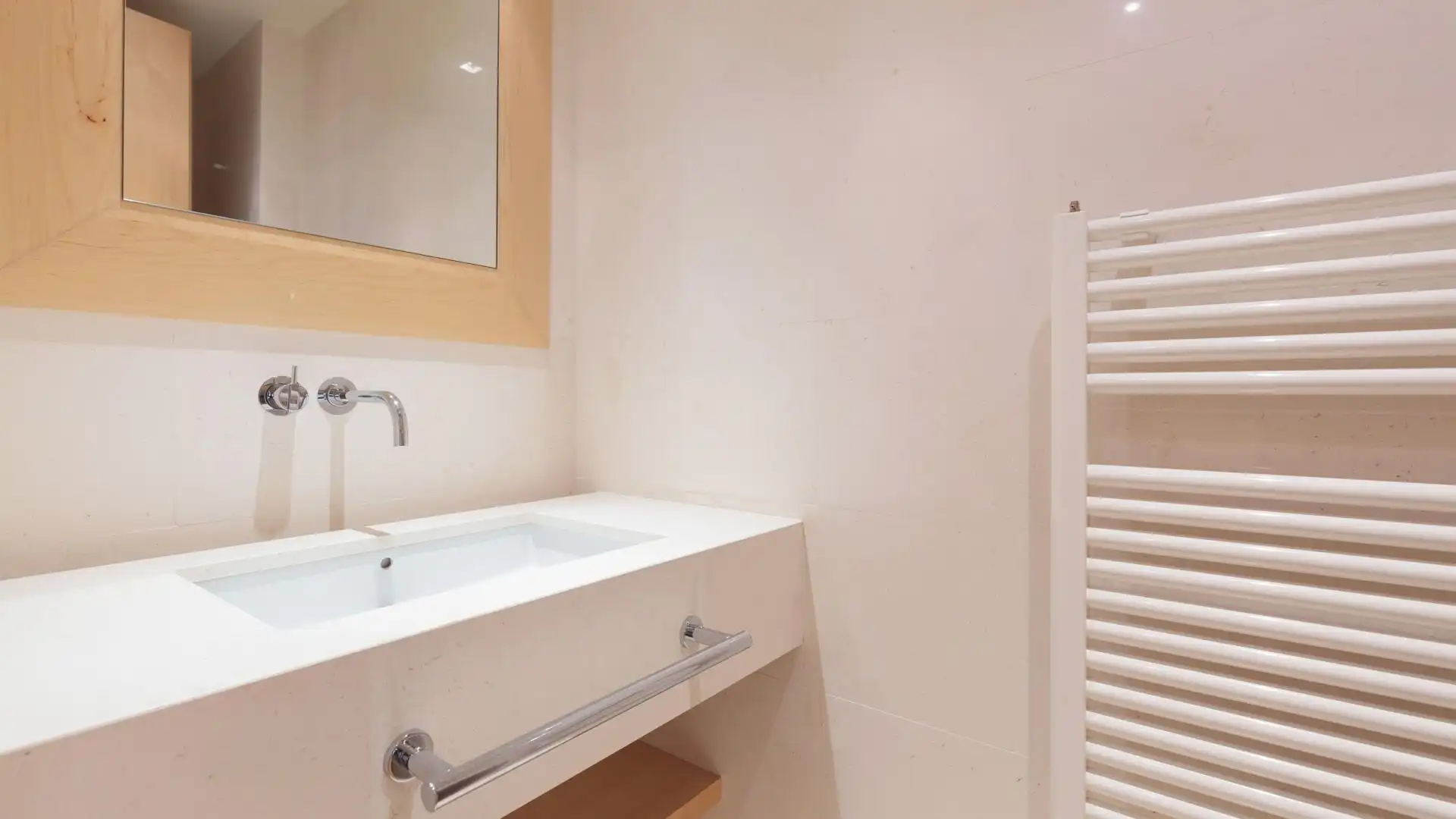 Bathroom of Flat for rent in Barcelona  with Private garden, Parquet flooring and Terrace