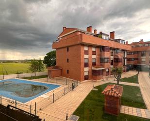 Vista exterior de Pis en venda en Cistérniga amb Calefacció, Parquet i Terrassa