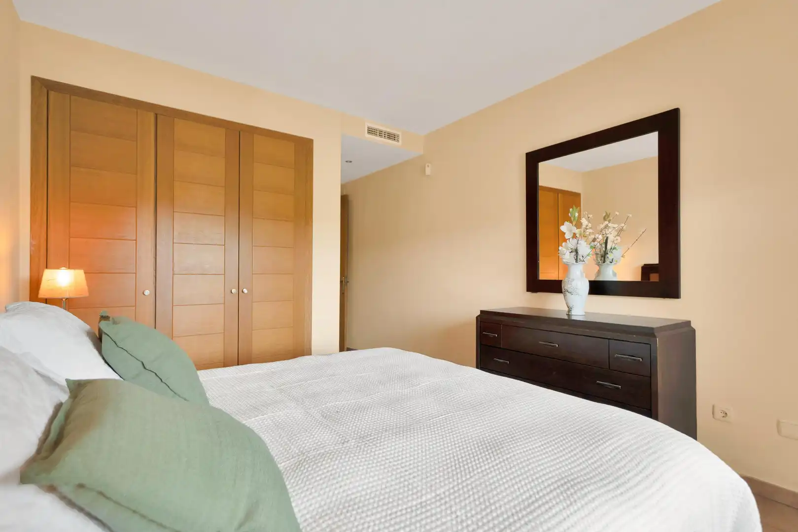 Schlafzimmer von Wohnungen zur Miete in Marbella mit Klimaanlage, Heizung und Privatgarten