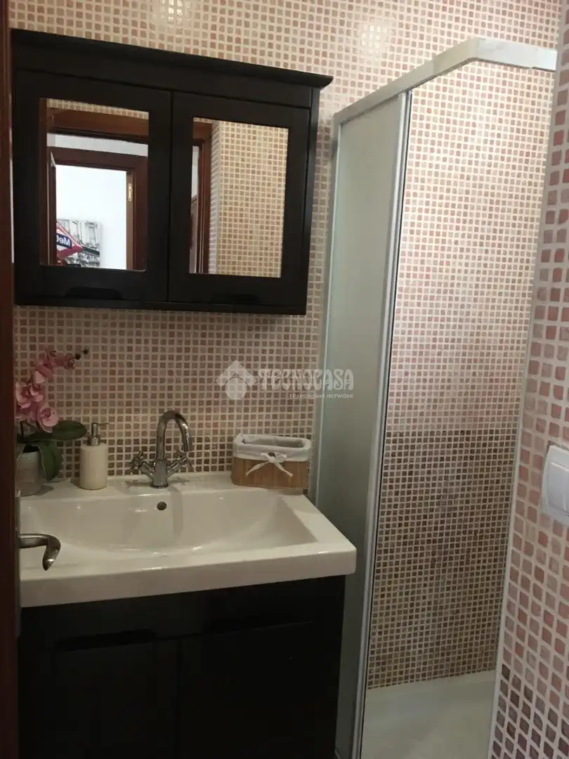 Bathroom of Flat for sale in Sevilla  with Air Conditioner and Balcony