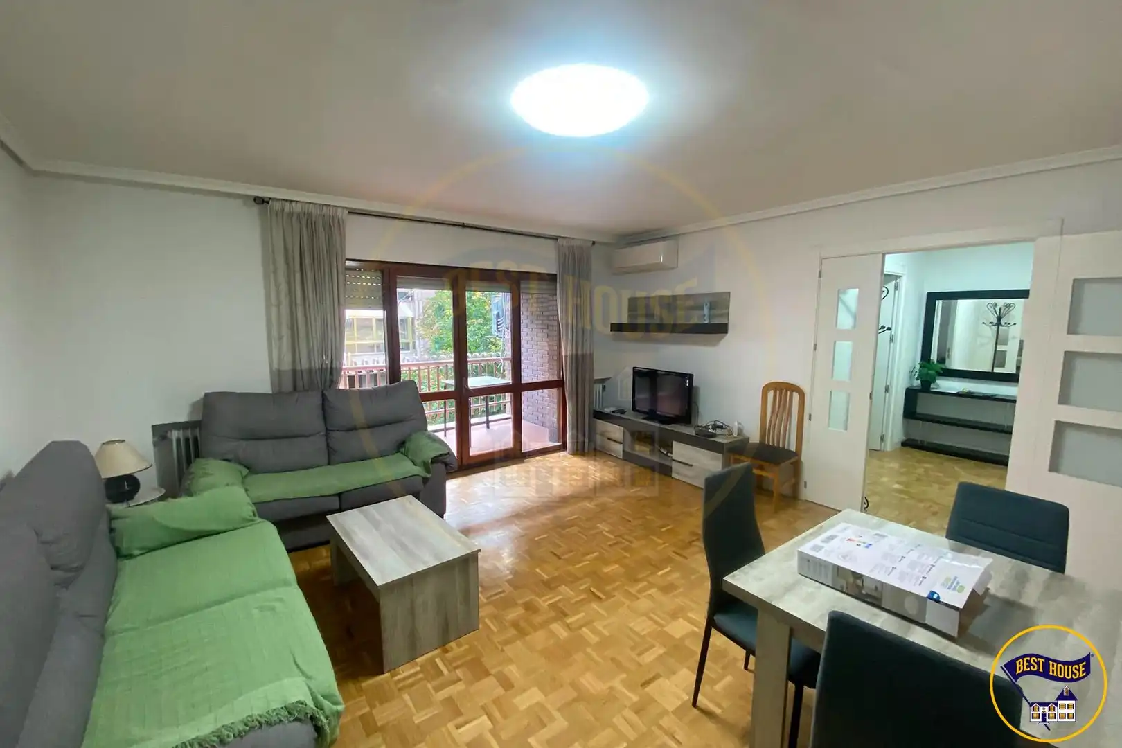 Living room of Flat for share in Cuenca  with Air Conditioner, Heating and Parquet flooring