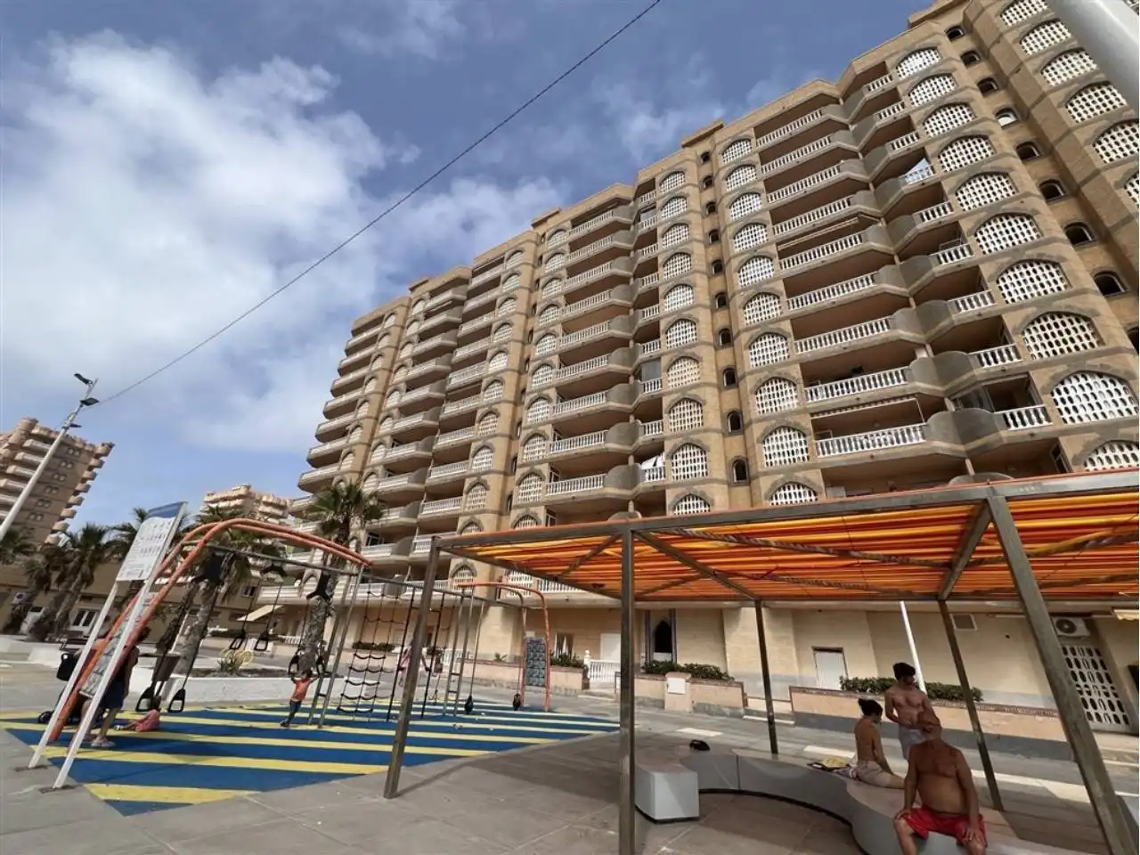 Vista exterior de Pis en venda en La Manga del Mar Menor amb Calefacció, Terrassa i Moblat