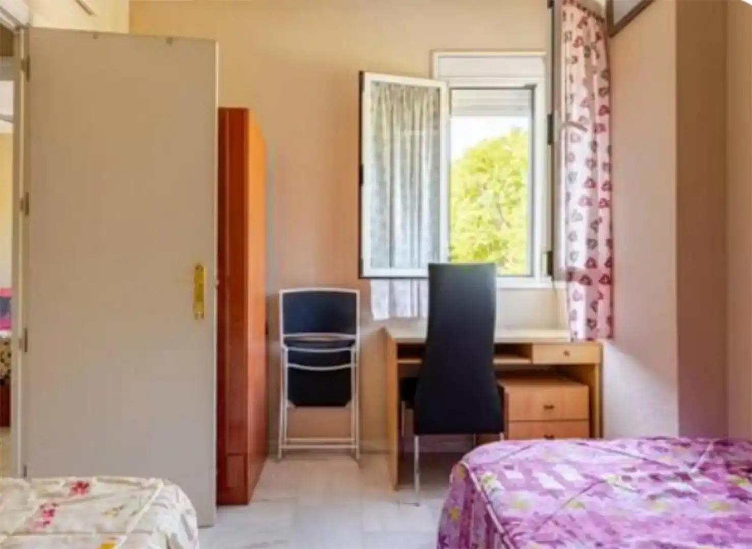 Dormitori de Pis per a compartir en Tomares amb Aire condicionat, Parquet i Moblat